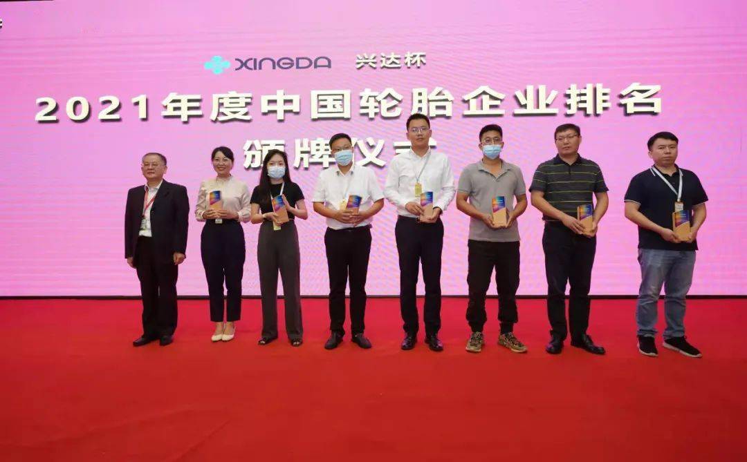 圖為中橡協(xié)輪胎分會原秘書長蔡為民為輪胎企業(yè)授牌