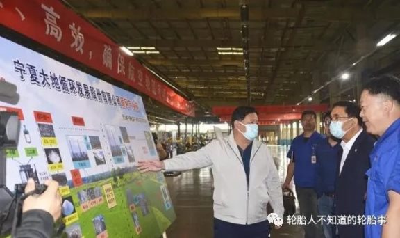 董事長(zhǎng)魏彥輝向中科院院士介紹寧夏大地綠色發(fā)展的循環(huán)模式 董事長(zhǎng)魏彥輝向中科院院士介紹寧夏大地綠色發(fā)展的循環(huán)模式
