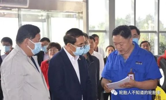 董事長(zhǎng)魏彥輝向白春禮院士等專家介紹企業(yè)情況 董事長(zhǎng)魏彥輝向白春禮院士等專家介紹企業(yè)情況