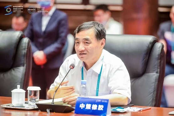 中策橡膠董事長(zhǎng)、總經(jīng)理沈金榮作為“直通烏鎮(zhèn)”全球互聯(lián)網(wǎng)大賽獲獎(jiǎng)企業(yè)代表受邀參加座談會(huì)