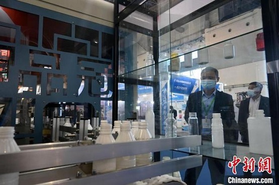 圖為第三屆中國·滄縣塑料中空制品展覽會現(xiàn)場。
