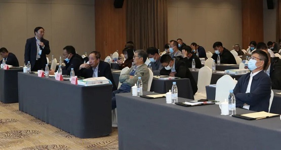 中國橡膠工業(yè)協(xié)會原會長/原化學(xué)工業(yè)部橡膠司副司長鞠洪振和北京橡膠工業(yè)研究設(shè)計院有限公司原副總工程師陳志宏