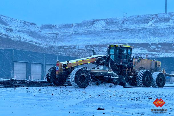 圖為平地機(jī)清理上煤生產(chǎn)道路積雪。