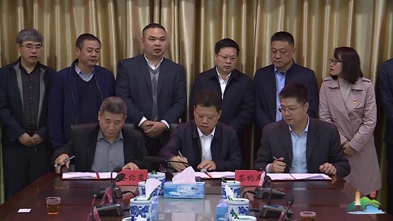 李群彪代表臨川區(qū)人民政府與撫州克林泰爾環(huán)?？萍加邢薰敬砗炇鹆送顿Y合作協(xié)議