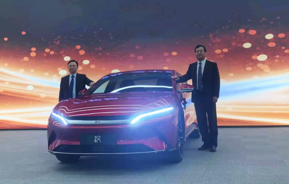 比亞迪董事長(zhǎng)兼總裁王傳福與玲瓏輪胎董事長(zhǎng)、總裁王鋒在比亞迪“漢”前合影