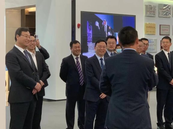 比亞迪董事長(zhǎng)兼總裁王傳福攜玲瓏輪胎董事長(zhǎng)、總裁王鋒等人參觀交流