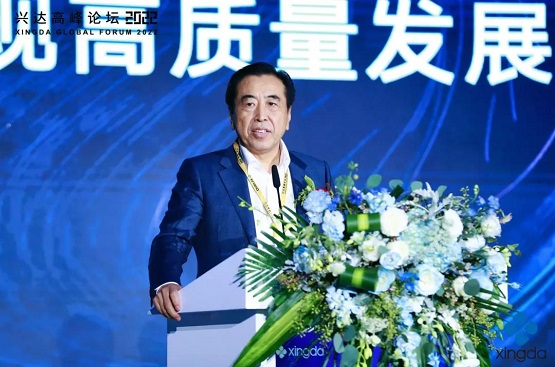 國家橡膠與輪胎工程技術(shù)研究中心主任、中國橡膠工業(yè)協(xié)會主席團(tuán)企業(yè)執(zhí)行主席、賽輪集團(tuán)董事長袁仲雪