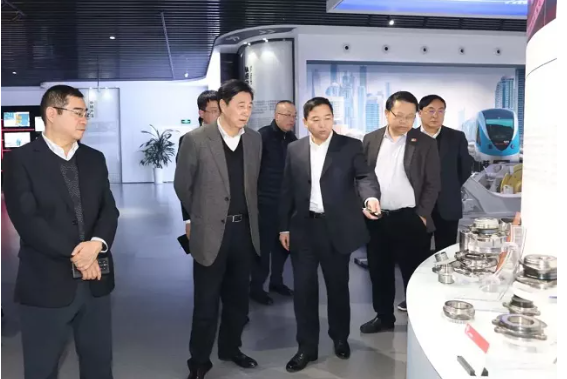 劉錦蘭董事長(zhǎng)參觀了中信泰富特鋼集團(tuán)展廳