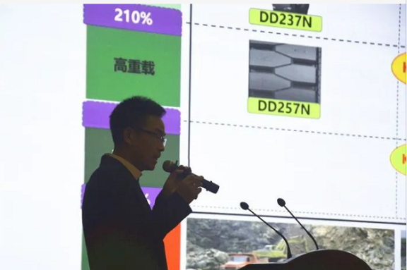 神州輪胎總工程師羅忠林、內(nèi)貿(mào)總監(jiān)秦大偉