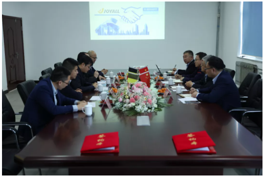 君樂輪胎憑借節(jié)能降耗的顯著成效榮獲了中國石油和化工工業(yè)聯(lián)合會頒發(fā)的“2020年度效能領(lǐng)跑者標(biāo)桿企業(yè)“稱號