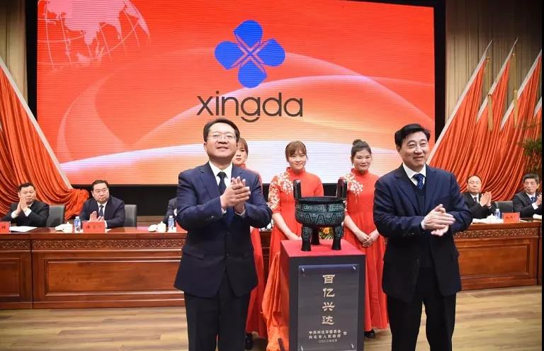 方捷和劉錦蘭兩人，共同為這尊有紀念意義的寶鼎揭牌