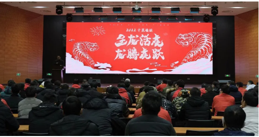葛國(guó)榮為年度優(yōu)秀員工頒獎(jiǎng)，勉勵(lì)中策全體員工同心聚力、砥礪奮進(jìn)，在新的一程創(chuàng)造更優(yōu)異的成績(jī)。