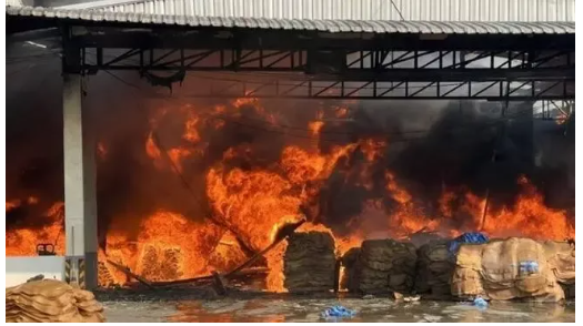 泰國(guó)一橡膠廠倉(cāng)庫(kù)發(fā)生火災(zāi) 泰國(guó)一橡膠廠倉(cāng)庫(kù)發(fā)生火災(zāi)