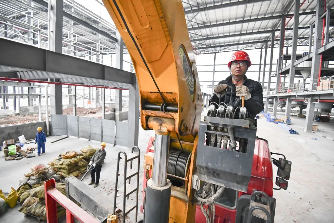 基地項目建設(shè)現(xiàn)場，工人正在操控吊機