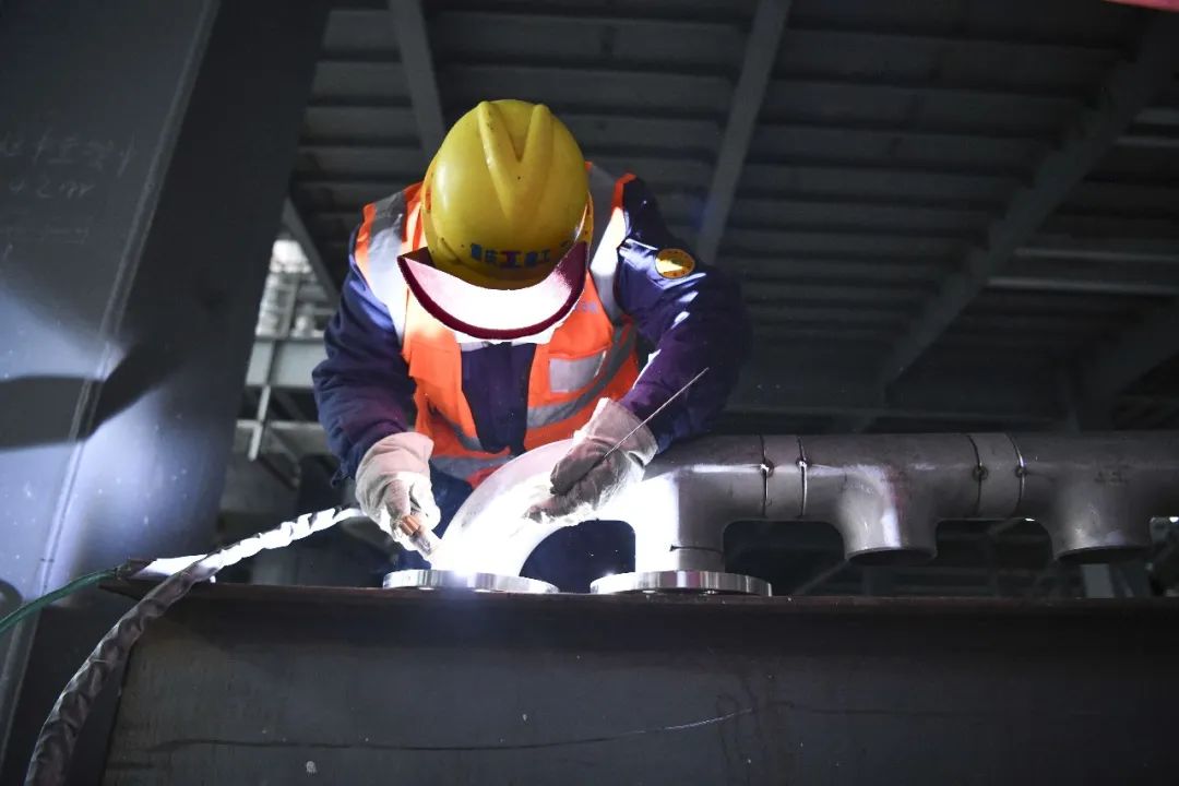 基地項目建設(shè)現(xiàn)場，工人正在焊接材料