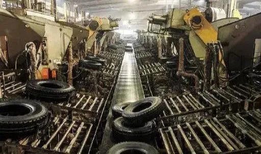 并對新建煤電、煉化、鋼鐵、焦化、水泥(含熟料和粉磨站)及輪胎項目，實施提級審批，由省級核準或備案