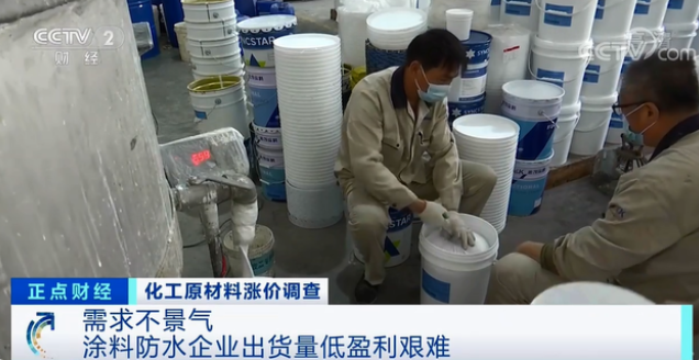 工人們正在車間里進行包裝作業(yè)