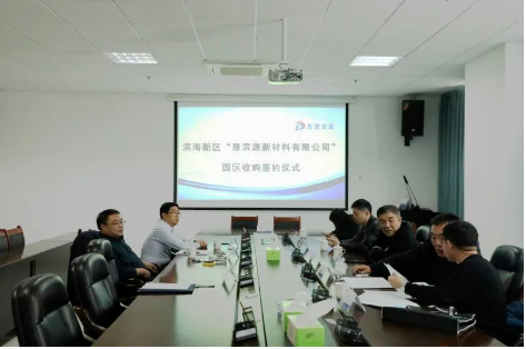 王建彬與吳百杰分別代表魯東路橋與金宇輪胎集團，簽署園區(qū)收購合同。