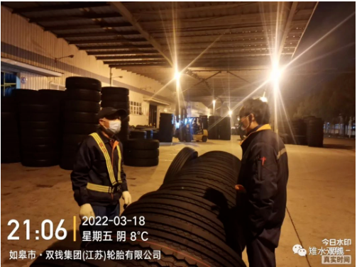 雙錢江蘇公司進(jìn)入戰(zhàn)時(shí)狀態(tài)，實(shí)行物流車輛疫情防控“全盤覆蓋、互聯(lián)互通、上下聯(lián)動(dòng)”的管理舉措，全力以赴確保公司“原材料進(jìn)得來、輪胎發(fā)得出”