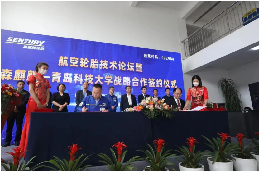 “國產大飛機航空胎用天然膠國產化替代技術”和“應對‘雙碳’重大需求-輪胎用全生命周期綠色可循環(huán)材料技術”等兩個項目的技術合作開發(fā)協議同時簽署。