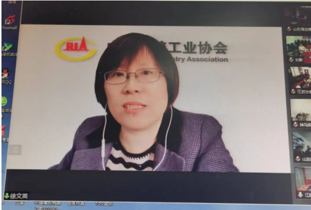 中國橡膠工業(yè)協(xié)會會長徐文英簡要介紹了輪胎行業(yè)運行情況，以及中橡協(xié)呈報國家部委的行業(yè)訴求和建議的初步反饋情況。
