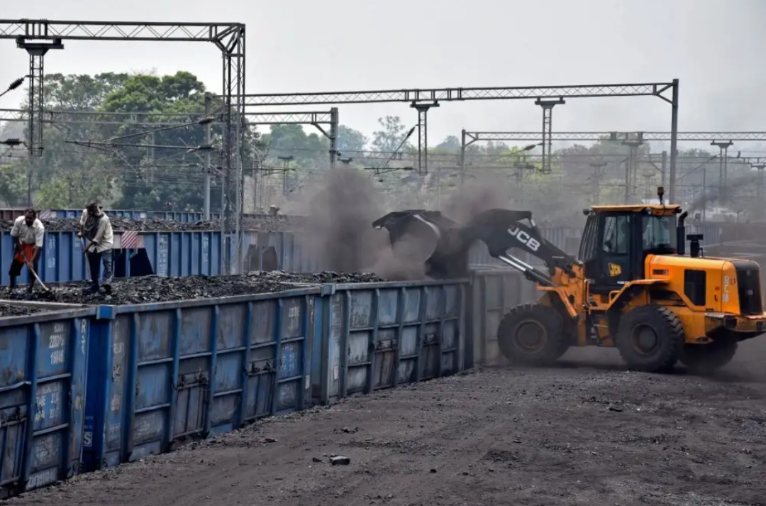 印度電力危機(jī) 數(shù)百客運(yùn)列車(chē)停運(yùn)為煤炭讓路
