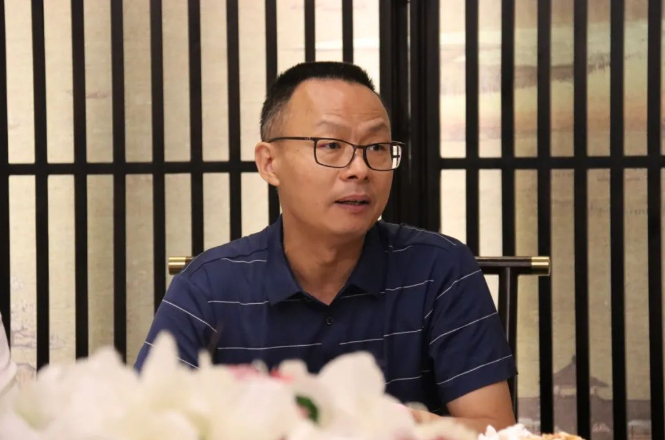 中國(guó)農(nóng)科院飼料研究所研究員李俊博士在座談會(huì)發(fā)言 中國(guó)農(nóng)科院飼料研究所研究員李俊博士在座談會(huì)發(fā)言