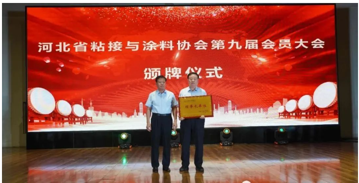 　隨后河北省民政廳民間組織管理局副局長(zhǎng)、二級(jí)調(diào)研員任天良為田立壯理事長(zhǎng)頒發(fā)理事長(zhǎng)單位牌