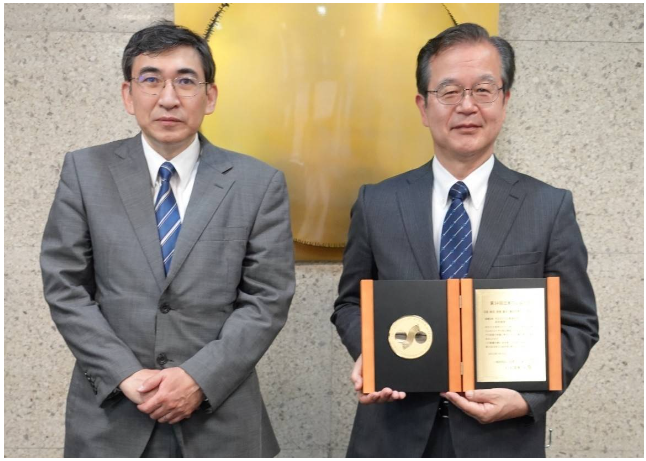 日座操從日本橡膠協(xié)會主席斎藤拓(東京農(nóng)業(yè)和技術(shù)大學(xué)教授)(左)手中接過表彰獎牌