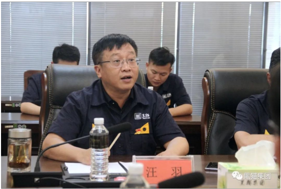 汪羽對米偉秀一行的到來表示熱烈歡迎，并介紹了集團基本概況、焦化產(chǎn)業(yè)和炭黑產(chǎn)業(yè)的發(fā)展情況