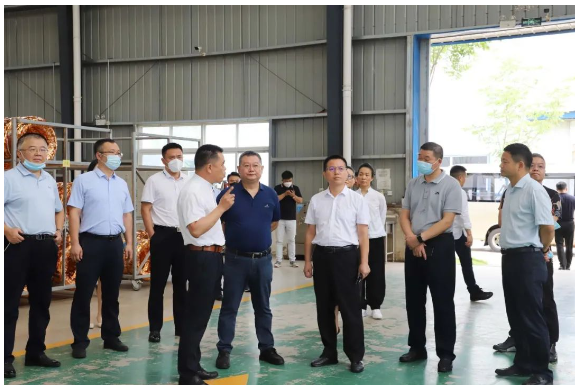 河南省狼牌輪胎科技有限公司董事長(zhǎng)熊?chē)?guó)武迎接考察團(tuán)人員及相關(guān)政府領(lǐng)導(dǎo)，并介紹了狼牌輪胎企業(yè)發(fā)展情況。