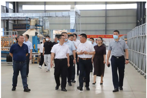 熊?chē)?guó)武詳細(xì)介紹了狼牌輪胎最近幾年的企業(yè)發(fā)展情況和技術(shù)成就