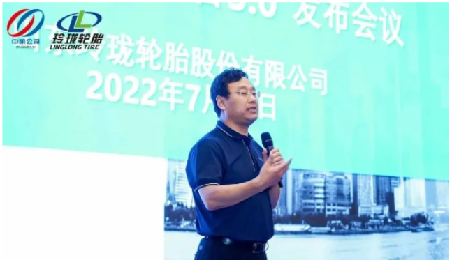 王鋒現(xiàn)場分享了玲瓏輪胎的發(fā)展成果，同與會代表共商“廠商店”融合發(fā)展新舉措、新方式。《中國橡膠》雜志了解到，玲瓏輪胎與中凱的合作由來已久。