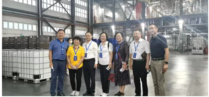 與會嘉賓代表一同來到濮陽工業(yè)園區(qū)，走進(jìn)了展辰公司新建在濮陽化工區(qū)的4.0智能化生產(chǎn)基地進(jìn)行了參觀學(xué)習(xí)。