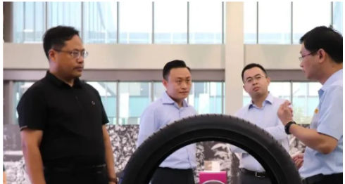 山東省工商聯(lián)黨組成員、副主席高洪巖一行到訪華勤橡膠工業(yè)集團(tuán)參觀調(diào)研