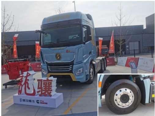 陜汽重卡和西安康明斯發(fā)布的龍驤6×4牽引車，就提出了解決這一問題創(chuàng)新解決的方案。