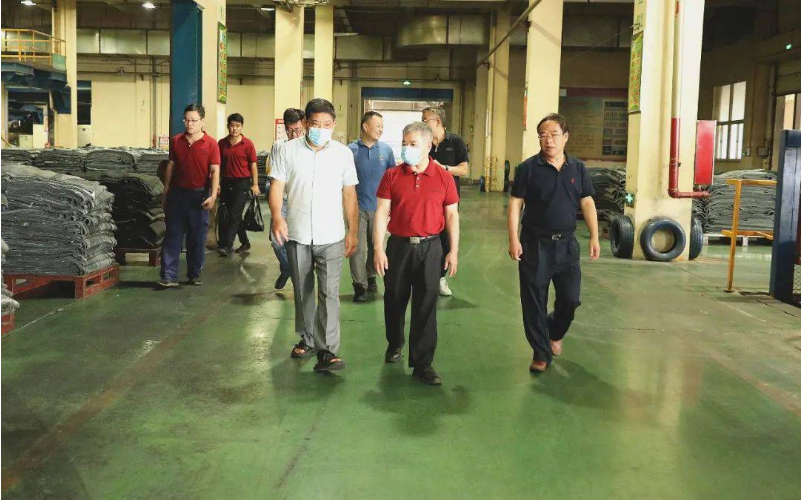 陜西延長石油集團(tuán)橡膠有限公司副總經(jīng)理王耀譽(yù)一行到豐源輪胎公司參觀交流 陜西延長石油集團(tuán)橡膠有限公司副總經(jīng)理王耀譽(yù)一行到豐源輪胎公司參觀交流
