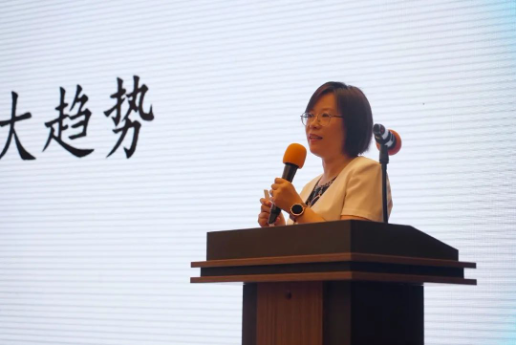 中國橡膠工業(yè)協(xié)會會長徐文英，分享了“雙碳”及疫情背景下橡膠行業(yè)的發(fā)展現(xiàn)狀及展望。