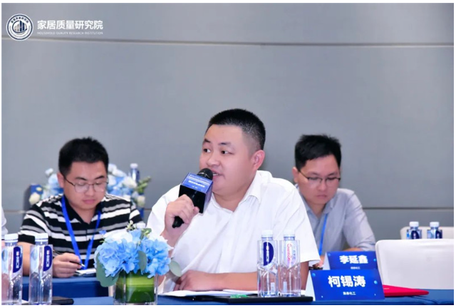 密封膠作為門窗輔材之一，主要用于窗框與玻璃的接縫密封、門窗框與內(nèi)外墻體的接縫密封，對于門窗的水密性、氣密性、保溫隔音性能等方面起到關(guān)鍵作用