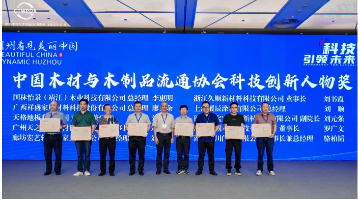 龔會(huì)長(zhǎng)表示贊許：之前在活動(dòng)上，觀看了集泰股份有機(jī)硅發(fā)泡膠的介紹視頻，和幾家車(chē)企人員均對(duì)產(chǎn)品的流平性、易施工等性能印象深刻，此次看到針刺實(shí)驗(yàn)，感覺(jué)很不一樣。