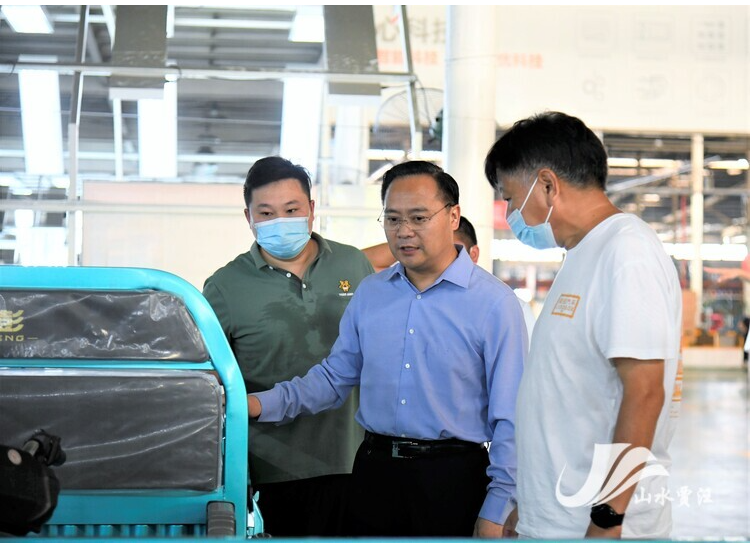 　在江蘇金彭車(chē)業(yè)有限公司生產(chǎn)車(chē)間，工人們緊張忙碌，多條生產(chǎn)線加速運(yùn)轉(zhuǎn)，一派忙碌的生產(chǎn)景象。