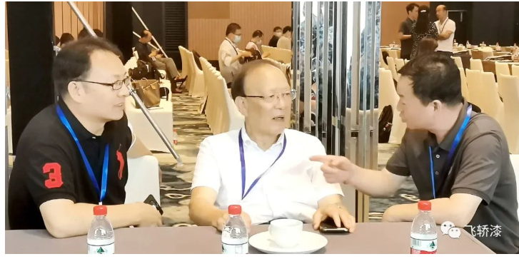 　圍繞參與浙江新材料科創(chuàng)高地建設(shè)和打造飛轎漆高端技術(shù)品牌，寧波涂協(xié)副會長單位浙江尚品飛轎制漆有限公司創(chuàng)始人薛瑞宣向薛群基匯報了飛轎漆最新科研應(yīng)用成果“石墨烯金鋼水漆”，不僅實現(xiàn)“鋼”上零碳，還為鋼鐵穿上了“金鋼衣”，并邀請薛群基院士下步到訪飛轎公司進行現(xiàn)場參觀指導(dǎo)。