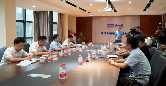 湖州市市委常委、組織部部長徐仲儀一行蒞臨大橋油漆調(diào)研工作