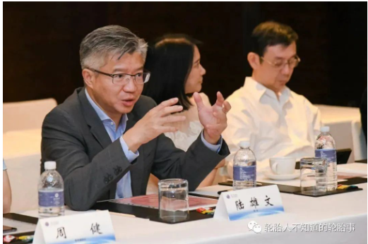　復旦管院院長陸雄文表示，復旦管院會充分利用學院8個系的雄厚師資、研究中心和咨詢公司及校友網(wǎng)絡，深入調研興達公司，同時將興達的發(fā)展做成案例，總結企業(yè)的成功經(jīng)驗，并就現(xiàn)實問題提供解決方案和配套的人員培訓。