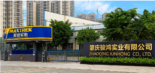 肇慶駿鴻實(shí)業(yè)有限公司成立于2006年，位于廣東省肇慶高新區(qū)，員工人數(shù)超1000人，集半鋼子午線輪胎研發(fā)、制造、銷售和服務(wù)于一身，為福田、東風(fēng)小康、力帆、福迪、眾泰等多家汽車生產(chǎn)廠商提供(或曾經(jīng)提供)輪胎配套。