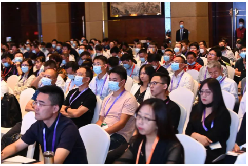 行業(yè)現(xiàn)階段的熱點(diǎn)，一是輪胎制造水平正在提高;二是乘用車銷量持續(xù)回升，自有品牌市場(chǎng)占比達(dá)到47.2%，新能源汽車銷量增長(zhǎng)1.2倍;三是以智能制造為引領(lǐng)，更多新技術(shù)將會(huì)應(yīng)用于輪胎生產(chǎn)領(lǐng)域;四是以石油和煤炭為代表的化石有機(jī)物為原料的輪胎用原材料將持續(xù)價(jià)高量少;五是新能源汽車大幅增加帶來(lái)新機(jī)遇;六是中國(guó)輪胎總產(chǎn)能過(guò)剩將加劇，淘汰落后產(chǎn)能勢(shì)在必行。PART7上半年橡膠行業(yè)經(jīng)濟(jì)運(yùn)行情況