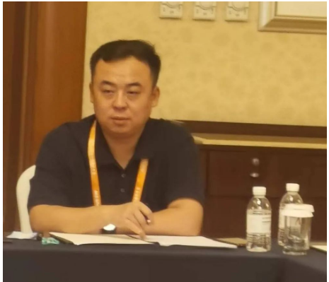 中橡協(xié)橡膠助劑專業(yè)委員會秘書長王延棟出主持會議，并通報了2022年1~7月橡膠助劑行業(yè)經(jīng)濟運行情況，對下半年工作作了安排。
