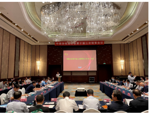  沈金榮在報(bào)告中指出，輪胎行業(yè)要穩(wěn)中求進(jìn)調(diào)結(jié)構(gòu)，去除低端過(guò)剩產(chǎn)能，提高經(jīng)濟(jì)運(yùn)行質(zhì)量，提高供給質(zhì)量;鼓勵(lì)優(yōu)秀有實(shí)力的企業(yè)進(jìn)行戰(zhàn)略布局;建設(shè)世界一流企業(yè)，重視人才培養(yǎng)和合作;以綠色低碳為抓手，重在節(jié)能降耗，實(shí)現(xiàn)行業(yè)整體升級(jí);大力推進(jìn)智能技術(shù)等創(chuàng)新驅(qū)動(dòng);優(yōu)化市場(chǎng)環(huán)境，倡導(dǎo)公平競(jìng)爭(zhēng)與行業(yè)自律，實(shí)施品牌建設(shè)，實(shí)現(xiàn)健康發(fā)展。