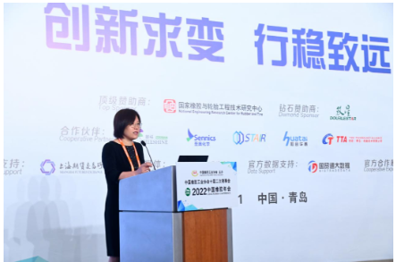 　中國橡膠工業(yè)協(xié)會會長徐文英在會上作主題為“面對挑戰(zhàn) 勇于擔(dān)當(dāng) 一起努力向未來”的報告，匯報2022年以來中國橡膠工業(yè)協(xié)會工作并介紹下階段工作計劃。