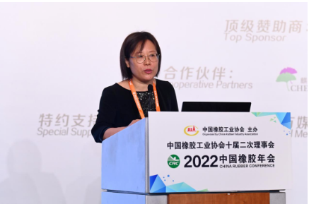 　徐文英在致辭中表示，協(xié)會的一項重要工作，就是搭建一個好的平臺，來讓大家相互的認(rèn)識，相互的溝通，這次會議邀請到了許多重量級嘉賓，要在兩天分六大板塊進行知識分享。相信通過協(xié)會搭建的平臺，大家都能收獲滿滿，希望各位每一天都活在幸福中，不要害怕困難，因為信心比黃金還重要。
